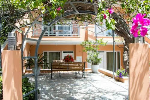 Poseidon Studios & Apartments ปาไลโอโกรา ภายนอก รูปภาพ